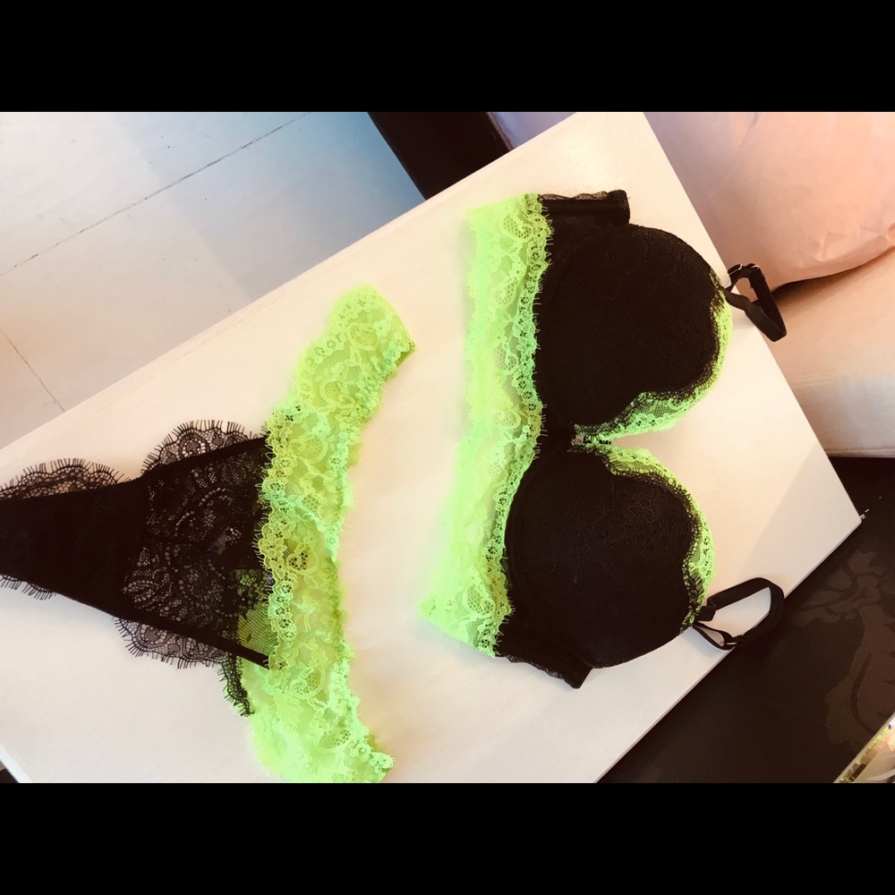 Intimissimi Black & Neon Lime Lace Bra & Thong SET